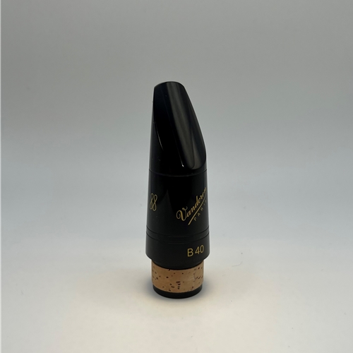 Clarinet Mouthpiece - B40.
"Quality mouthpiece, quality manufacturer"
Produces compact, centered sound.
Made of Ebonite.
Ligature not included.