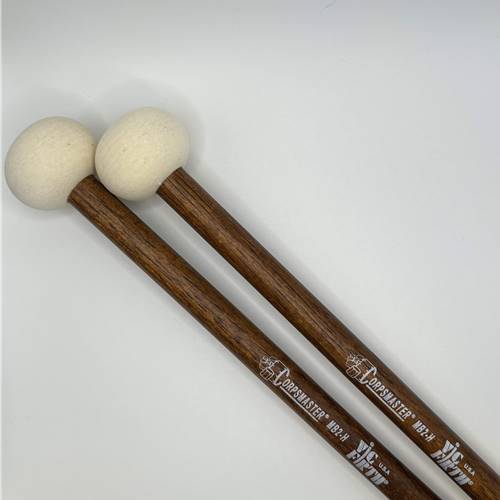 Vic Firth Corpsmaster Bass Mallet - Medium, Hard.
For 22'' to 26'' bass drums.<br>
Hardness: Hard.<br>
Length: 14 1/4".<br>
Head material/color: Hard Felt/White.<br>
Handle Material: Hickory.<br>
Application: Marching.<br>