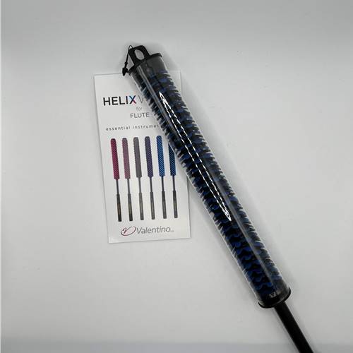 Valentino Black / Blue Helix Wand for Flute.
The ultra-absorbent petals of the helix wand are designed to swab in a single pass.
Insert Helix Wand into the head, body, and footjoiny, to absorb mosture after playing.