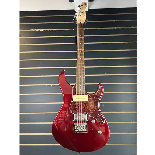 With the looks, feel and versatility of Pacifica 611 built in as standard, Pacifica 311 makes real custom-shop vibe more accessible than ever.Custom-wound pickups and high-grade hardware are matched with solid tonewood construction to give this guitar the essence of the Pacifica series – uncompromising performance.